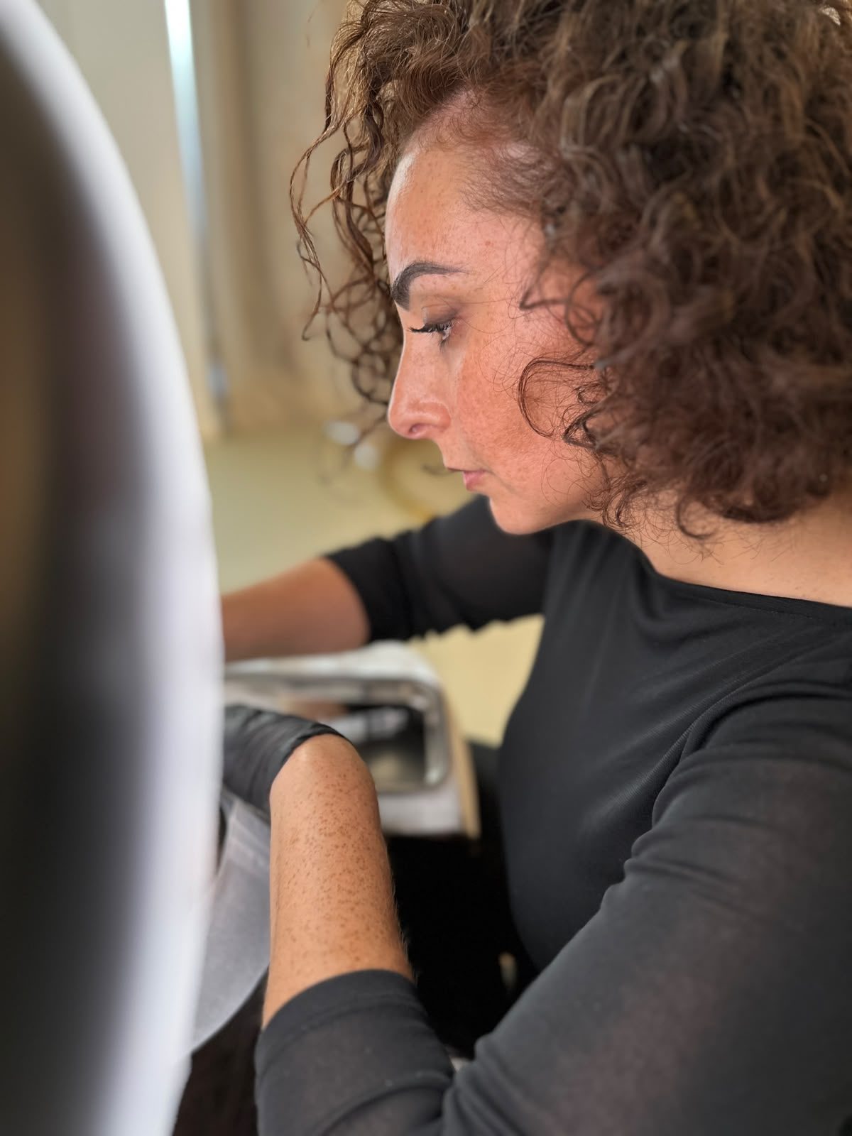 Imen de profil, concentrée pendant un soin